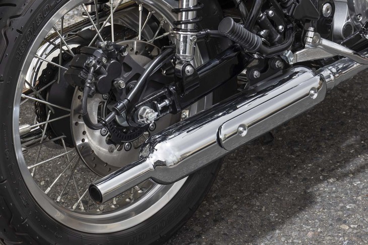 豆鉄砲型の2本出しマフラーから放たれる排気音は控えめだが、日常でのライディングには適しているといえる。