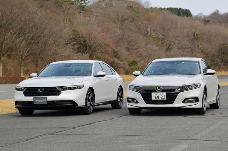 新型（写真左）と10代目を並べてみる。水平基調のフロントマスクによってグッとカッコよくなった印象だ。