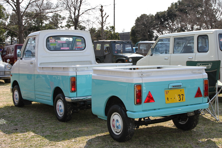 1974年「ホンダ・ライフ・ピックアップ」。「ライフ・ステップバン」をベースにしたミニ・ピックアップに、荷台部分を使った自作のトレーラーを連結。アンドレ・クレージュの頭文字であるAとCがピンクとブルーで塗り分けられた、クレージュのアルミホイールにも注目。