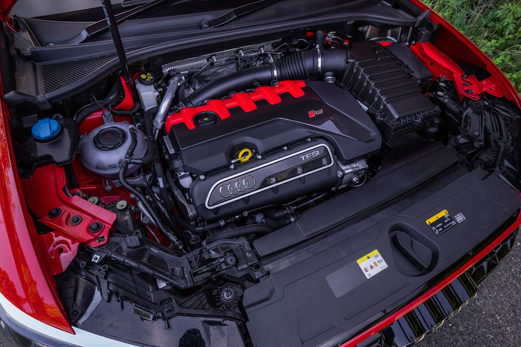 フロントに横置きされるオールアルミ製の2.5リッター直5直噴ターボエンジンは、最高出力400PS/5850-7000rpm、最大トルク480N・m/1950-5850rpmを発生。「Sトロニック」と呼ばれる7段DCTを組み合わせている。