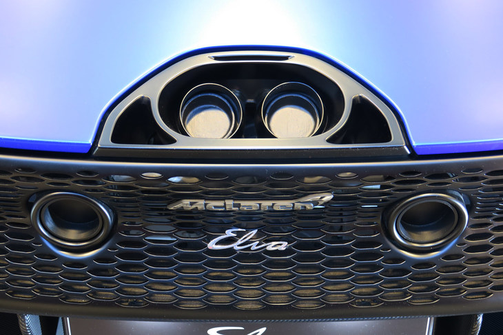 上下4本出しのエキゾーストシステムは、素材にチタンとインコネルを用いることで軽量化を実現。チタン製フィニッシャーの成形には3Dプリンターを用いている。