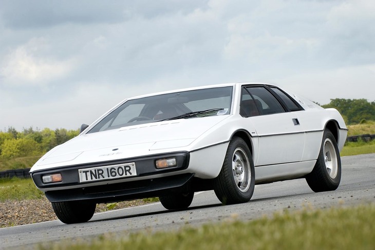 タイヤを収納して潜水艇のように水中を移動してみせた「ロータス・エスプリ」は、“秘密兵器”ボンドカーの究極といえるだろう。