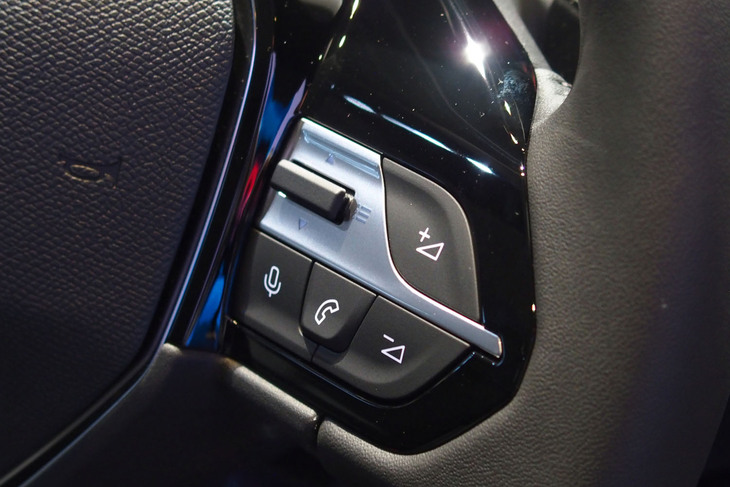 プジョー408アリュール（ステアリングホイールのスイッチ）