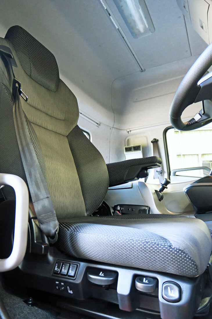 シートの座面下にはサスペンションが備わっており、路面からの入力をことごとく吸収。「GW」にはブラックの専用シートが装備される。