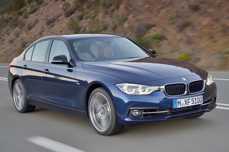 F30型と呼ばれる先代の「BMW 3シリーズ」。この6代目モデルは、ヘッドランプとグリルがつながったフロントデザインが特徴的だった。