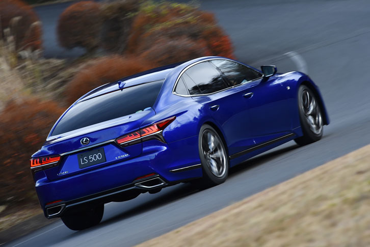 ターボ車のトランスミッションは、トルクコンバーター式の10段AT。スムーズな変速と低燃費性の両立が図られている。