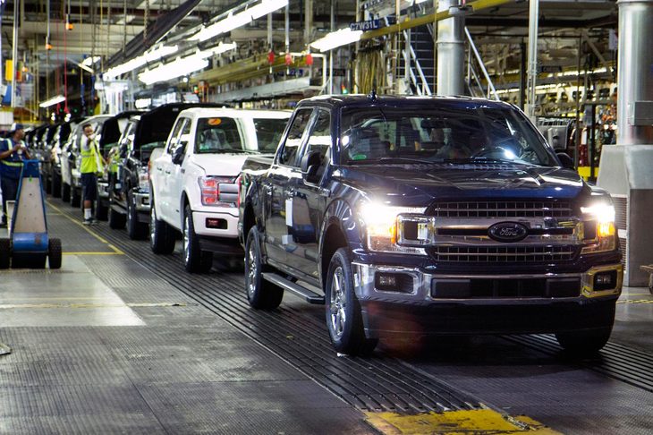 工場をロールアウトしていく「フォードF-150」。アメリカでは依然としてフルサイズピックアップトラックの人気が高く、特にF-150は長年にわたり販売台数でトップの座に君臨している。