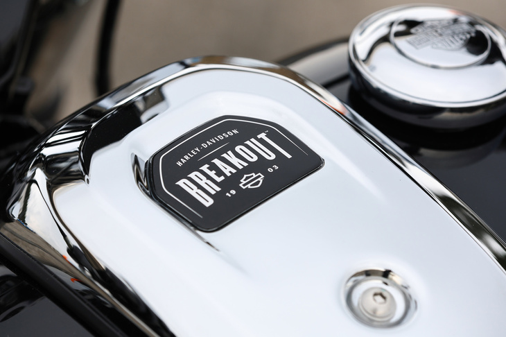 大胆に採用された各所のクローム仕上げも、2023年モデルの「ブレイクアウト」の特徴。使用範囲が広いだけでなく、その仕上がりも非常に美しい。