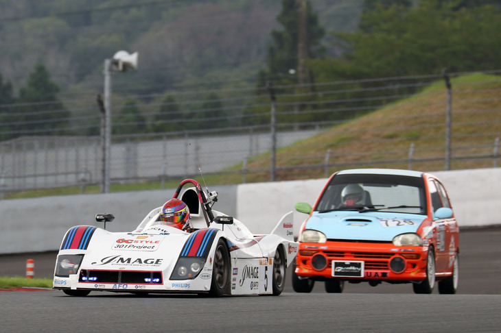 排気量900cc未満のR車両によるGP-4クラスで2位となった「IMAGE 936 nsj」は、「ザウルスジュニア」のシャシーに「ポルシェ936」風ボディーを載せたマシン。後方を走る「正田製作所未来塾VIVIO」こと「スバル・ヴィヴィオ」は、旧規格の過給機付きエンジン車のGP-3クラスで優勝。過給機付きエンジン車では、ターボよりもスーパーチャージャー付きのヴィヴィオのほうがK4-GPでは昔から強いのだ。