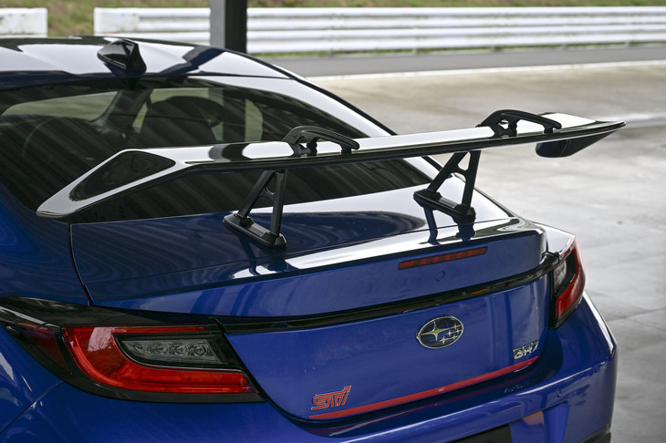 スバルBRZ STI Sport（STIパーツ装着車／STIドライカーボンリアスポイラー）