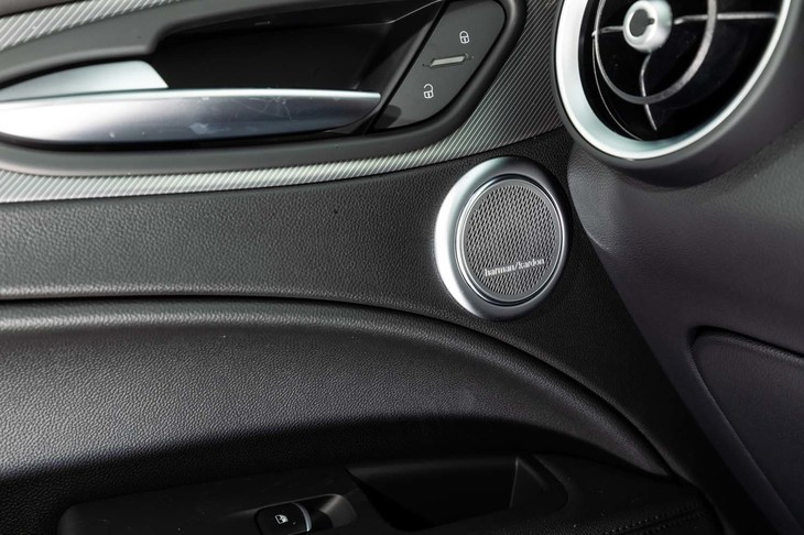 「ヴェローチェ」グレードには、計14基のスピーカーからなるharman/kardonのプレミアムオーディオシステムが標準で備わる。