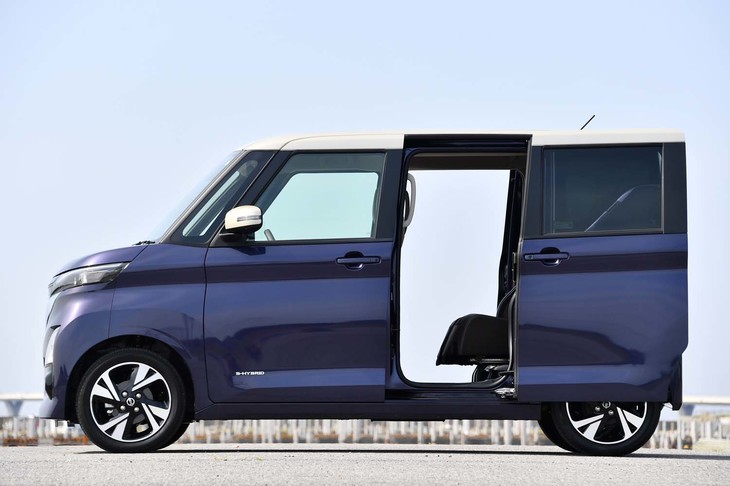 基本メカニズムを共有する「日産デイズ」との大きな違いは、背の高さと両側スライドドア。開口幅は650mmで、足先をドアの下にかざすだけで開閉できる。