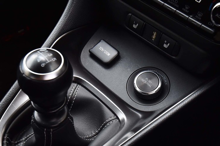 「GRヤリスRZ“ハイパフォーマンス”」のトランスミッションは、6段MTのみ。シフトレバーの前方には、走行モードのセレクターがレイアウトされる。