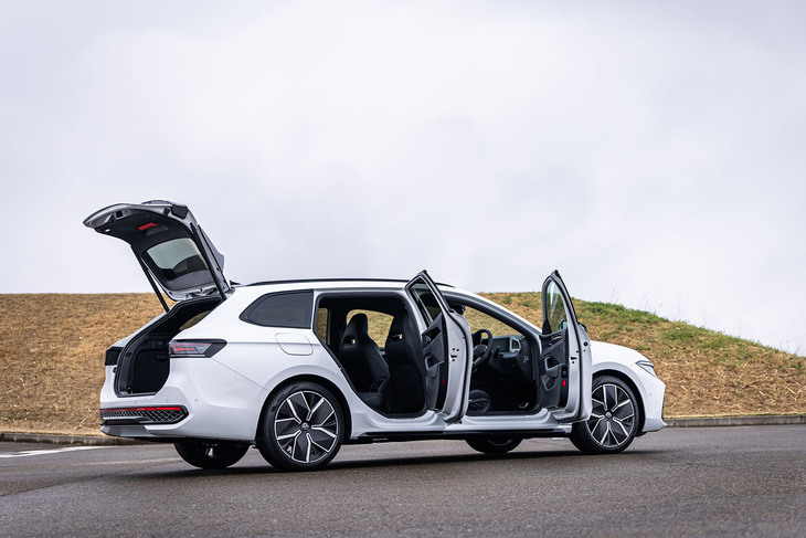 新型「パサート」のボディーサイズは、全長×全幅×全高＝4915×1850×1500mm、ホイールベース＝2840mm。車体の基本構造には、従来型で用いられた「MQB」の進化版であるエンジンを横置き搭載する「MQB evo」が採用された。