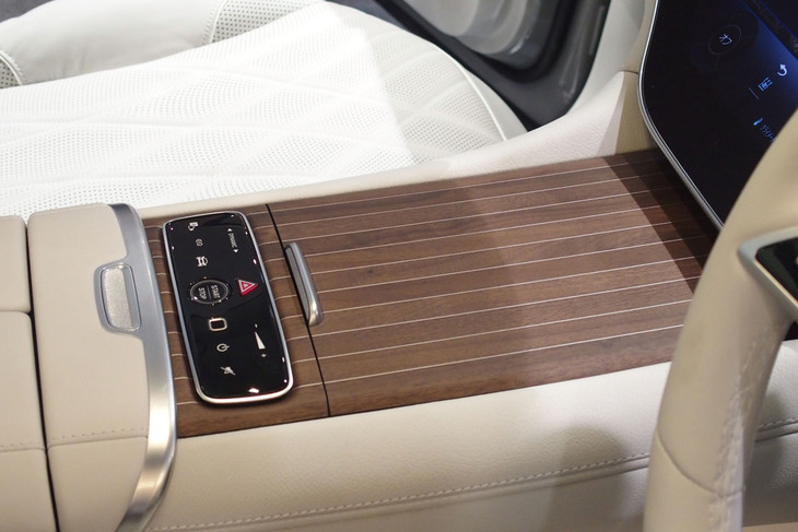 メルセデス・ベンツEQS580 4MATIC SUVスポーツ（センターコンソール）