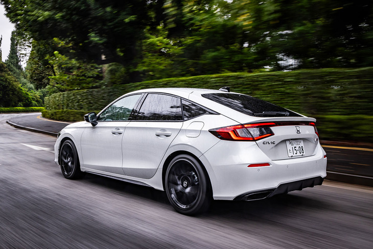 「シビックRS」の走行シーン。コイルスプリングのバネレートは従来比でフロントが2割、リアが3割ほど高い設定となり、車高も5mmローダウンされているが、その乗り心地は望外に快適であった。