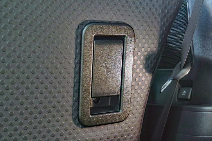 ダイハツ・タント ファンクロス（ラゲッジ側スライドレバー）