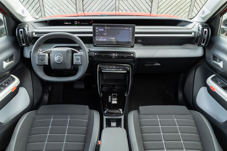 インテリアのコンセプトは「C-ZENラウンジ」。ドライバーに近いところにメッシュ状のファブリックをあしらうなどして、コストを抑えつつもそれを感じさせない仕立てが見事だ。