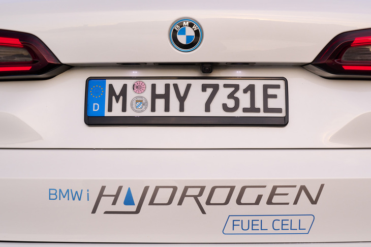 「iX5ハイドロジェン」はドイツ・ミュンヘンのBMWの研究開発センターで約100台が生産され、日本には実証実験のため3台が持ち込まれた。