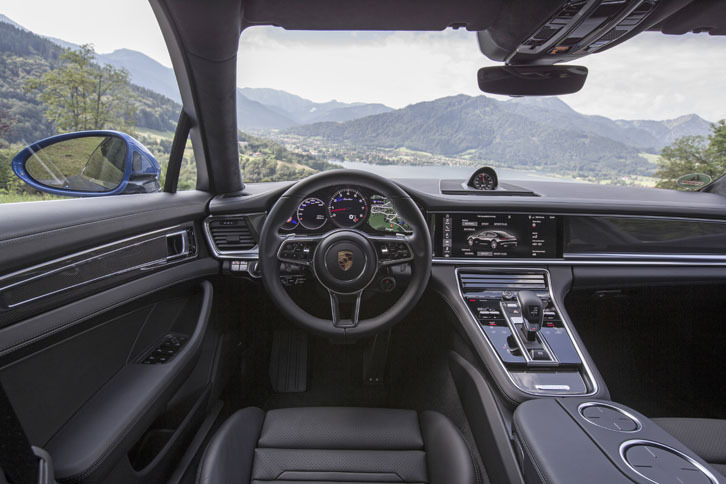 新型のインテリアではデジタル化が推し進められている。インパネの中央に12.3インチのタッチスクリーンが置かれたほか、多数のハードウエアスイッチがタッチセンサーに替わっている。