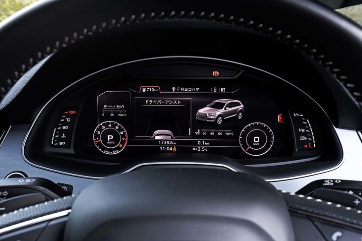  「Q7 55 TFSI」に標準装備される「アウディバーチャルコックピット」と呼ばれるメーター。各種インフォメーションを切り替えて表示できるほか、ナビ画面をメーター内に大きく表示することも可能だ。使ってみると、実際かなり便利であることを発見する。