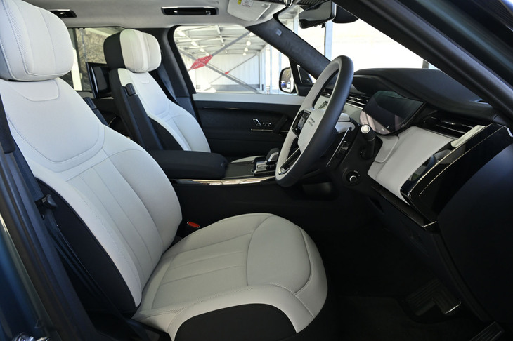 今回サーキットで試乗した「レンジローバー・スポーツ オートバイオグラフィーD300」では、「ライトクラウド／エボニー」のインテリアカラーを選択。シート表皮には、しなやかで耐久性に優れるというノンレザーの「Ultrafabrics」が用いられていた。