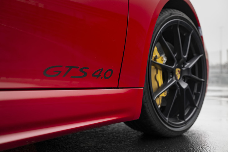 2017年11月に登場した最高出力365PSの4気筒版とは異なり、最新の「GTS」には排気量を示す「4.0」の数字が車名に加えられている。