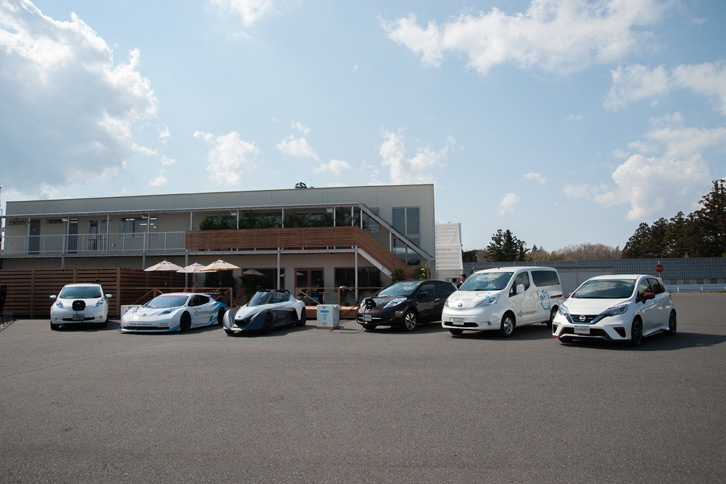 会場に並べられた日産の最新電気自動車およびハイブリッドカー。右端の「ノートe-POWER」だけは、なぜか標準モデルではなくコンプリートカスタムカーの「NISMO」だった。