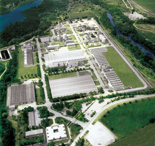 イタリア・テルニ県のネーラ・モントーロ工場。アルカンターラの環境負荷低減に対する取り組みは生産現場にも見られ、同工場には排液を樹木の蒸散作用を利用して浄化する「フィト・トリートメント」という処理システムが導入されている。