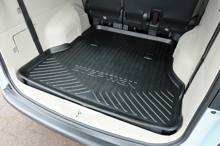 ホンダ・ステップワゴンe：HEVエアー ホンダアクセス用品装着車（ラゲッジトレー）