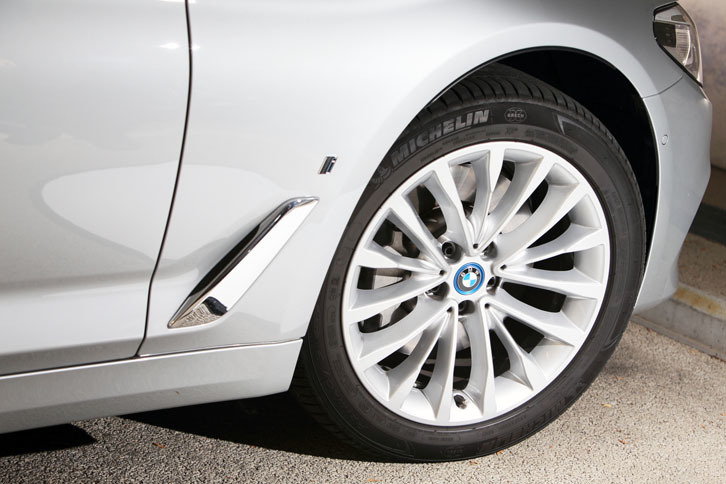 「530e iパフォーマンス ラグジュアリー」に標準装備される18インチアルミホイール。テスト車は「ミシュラン・プライマシー3」のランフラットタイヤを装着していた。