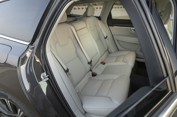 今回の試乗車は、「チャコール／ブロンド」のインテリアカラーが選択されていた。前席と同じく後席にもヒーター機能が備わる。60：40の分割可倒式となる後席の背もたれをすべて前方に倒せば、フラットな荷室床面が出現。荷室容量を1526リッターに拡大できる。