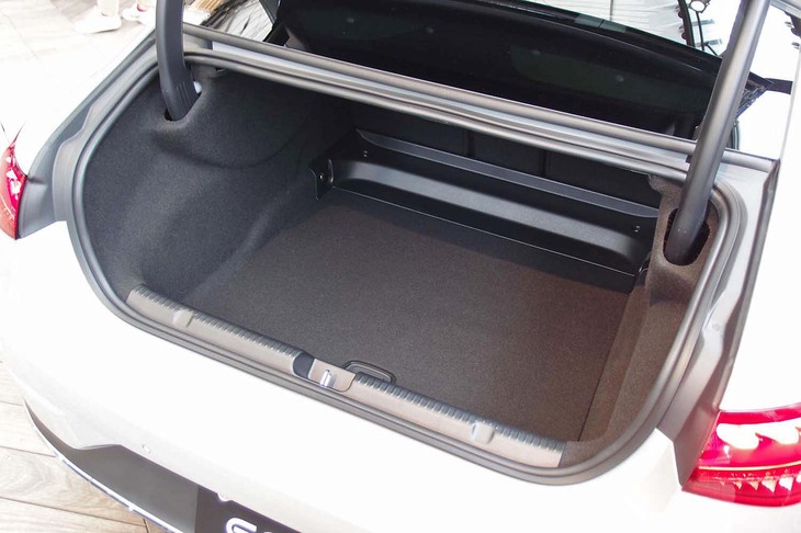 メルセデス・ベンツEQE350＋（トランクルーム）