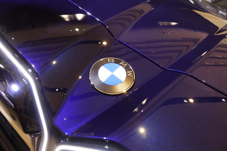 BMW i7 M70 xDrive（BMWエンブレム）