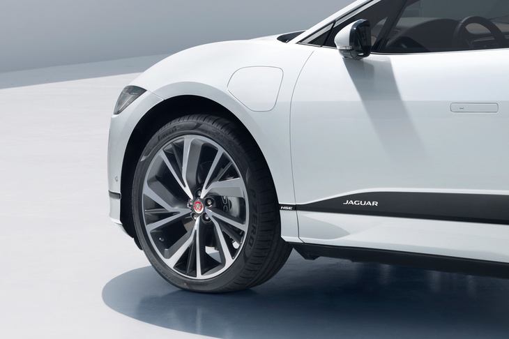 フロントのタイヤまわりは、切り詰められたオーバーハングとマス感を抑えたフェンダーの造形により、スポーツカーのように“軽い”デザインとなっている。