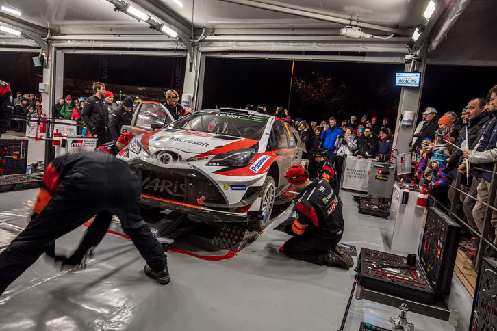 サービスパークでの作業は、メカニックが主役のショータイムともいえるラリーの醍醐味（だいごみ）だ。