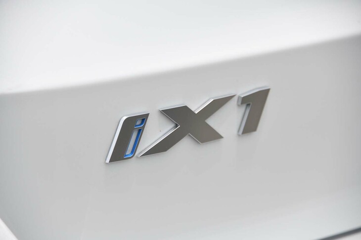「X1」のフルモデルチェンジに伴って設定された「BMW iX1」。X1としては2010年登場の初代から数えて3代目となる。
