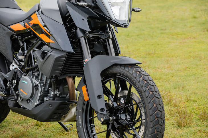 φ43mmの倒立フロントフォーク。サスペンションのトラベル量は、フロントが170mm、リアが177mmだ。