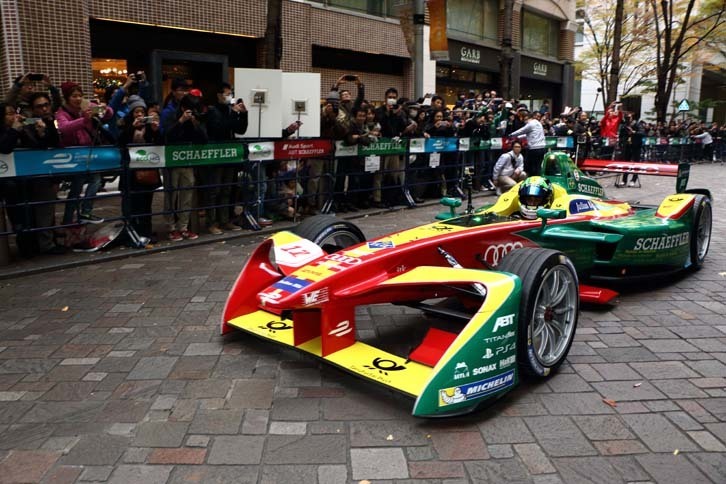 普段の東京・丸の内界隈の休日とは、ひと味違う盛り上がりを見せていた。