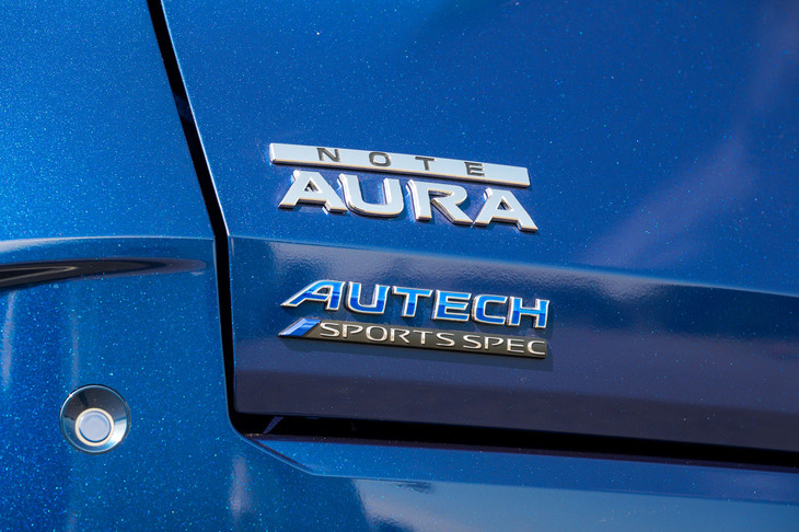 車名を示すバッジはリアゲートの左下に4列にわたって貼られている。