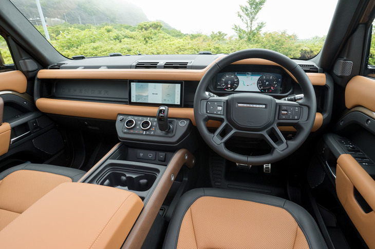 縫製や色にもこだわったというウインザーレザーのトリムや、ウッドパネルなども特徴として挙げられる。