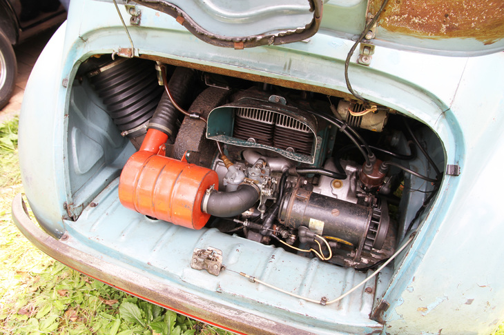 空冷2ストローク2気筒エンジンは、356ccから最高出力16PS/4500rpm、最大トルク3.0kgf・m/3000rpmを発生し、公称最高速度は83km/h。ちなみにエンジンフードもアルミ製である。