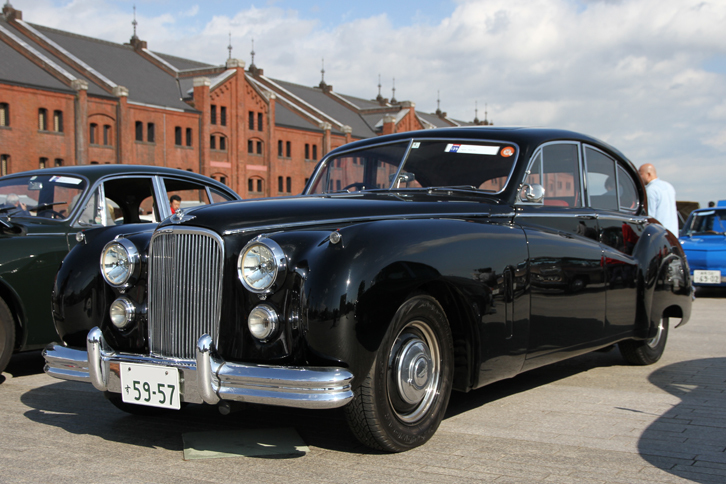 「ジャガー・マークVII」。1950年に登場した、当時のフラッグシップサルーン。全長5mに達しようというボディーに、スポーツカーの「XK120」と基本的に同じ3.4リッター直6 DOHCエンジンを積む。