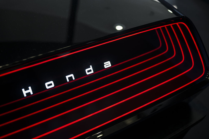 リアはスパッと立ち落とされ、LEDによってトンネルのような奥行きを感じさせるデザインになっている。