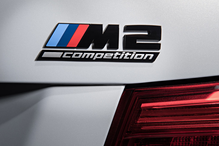 テールゲートに装着された「M2 Competition」のバッジ。「BMWの各モデルに設定される高性能バージョン」という位置づけだったMモデルも、年を追うごとにラインナップの細分化が進んでいる。