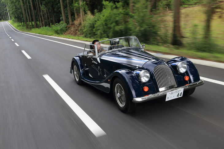 80年以上にわたり、基本設計を変えずに作られ続けている「モーガン4/4」。鉄製のラダーフレームの上に、木とアルミでできたボディーを架装している。