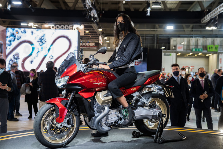 このほどブランド創立100周年を迎えたモト・グッツィは、それを記念するモデル「V100マンデッロ」を発表した。既存のモデルより“V型2気筒・縦置き”というエンジンレイアウトとシャフトドライブは継承したものの、そのエンジンはこれまで受け継がれてきた空冷エンジンとは全くの別モノ。それによって、近代的なボディーデザインと車体レイアウトを実現している。また先進の電子制御デバイスも多数搭載。走行状況や走行モードに応じて自動的にフロントスクリーンの角度を調整し、ライダーの負担を軽減する装置なども採用される。