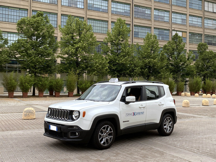 トリノのリンゴットで。「ジープ・レネゲード」のタクシー。2022年6月撮影。