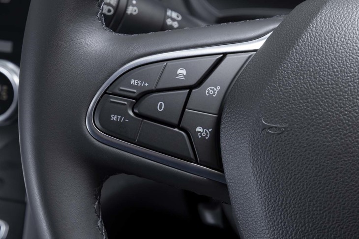 運転支援システムの充実も、「メガーヌ」のマイナーチェンジにおけるトピックのひとつ（写真はステアリングスポークに備わる、ストップ＆ゴー機能付きACCのスイッチ）。