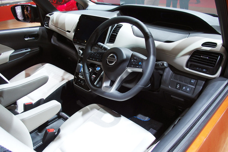 「セレナ e-POWER」のインストゥルメントパネル。